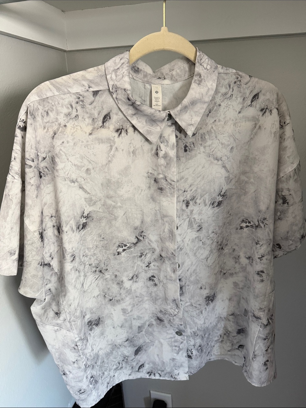 lululemon athletica Marble-Print Short-Sleeve Button-Down in White and Gray